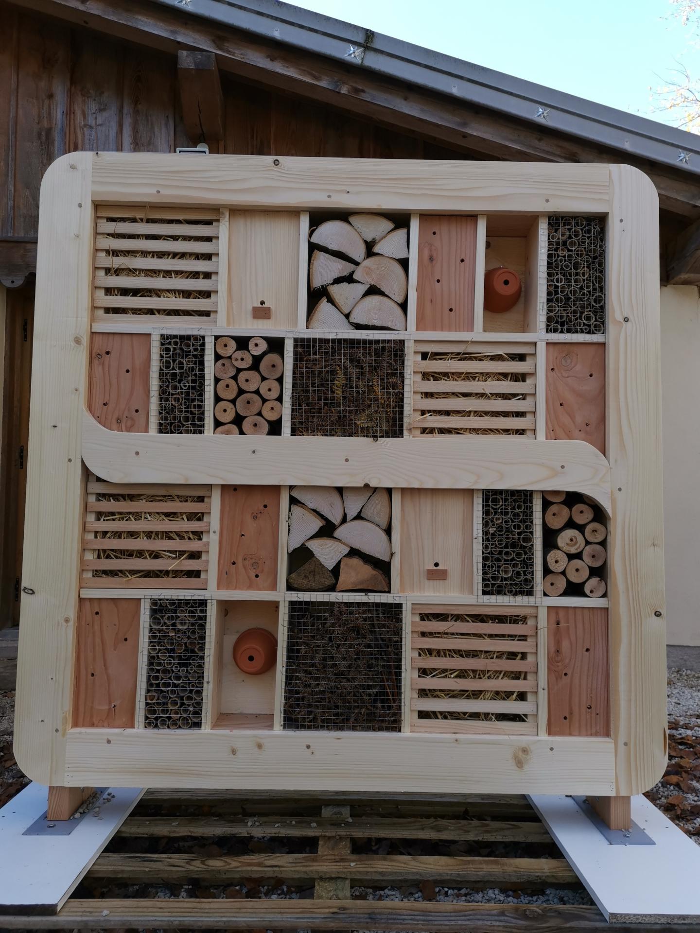 Hôtel à insectes enseigne